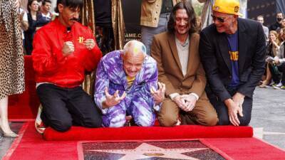 Red Hot Chili Peppers удостоены звезды на голливудской "Аллее славы"