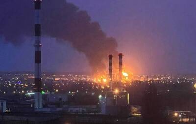 Пожар на нефтебазе в Белгороде: власти РФ заявили об "авиаударе ВСУ"