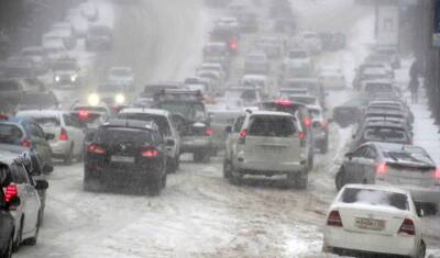 Тюменских водителей предупреждают об аварийной обстановке на дороге из-за снегопада