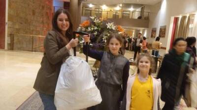 Израильтянка Шира сделала невозможное: разыскала для семьи из Украины утерянный мешок с вещами из дома