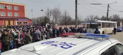 Эвакуационный автобус, который вез людей из Лисичанска, попал под обстрел