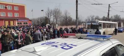 "Ситуация накаляется": оккупанты цинично обстреляли эвакуационный автобус, который вез людей из Лисичанска