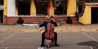 Харьковский виолончелист сыграл на фоне разрушенной школы