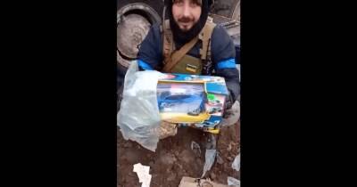 Был забит игрушками: бойцы ВСУ показали захваченный БТР оккупантов (видео)