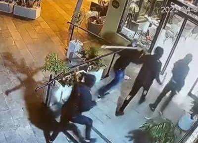 При нападении на кафе в Раате пострадали 5 человек; причина – работа женщин