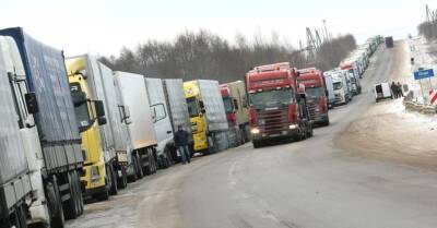 В Латвию запретили въехать 152 российским и белорусским грузовикам