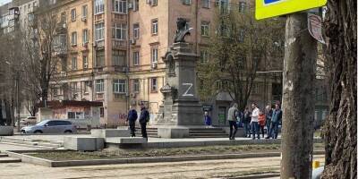 В Днепре задержаны лица, нарисовавшие на памятнике Пушкина враждебный символ Z