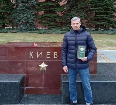 В Москве задержали активиста, который вышел на протест с книгой Толстого «Война и мир». ФОТО