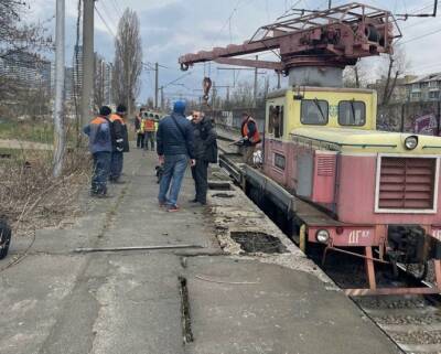 УЗ ремонтирует станцию городской электрички "Русановка" в Киеве