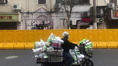 Шанхай на локдауне: жителям города не хватает продуктов питания