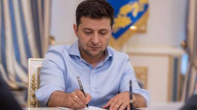 Президент наградил государственными наградами еще 18 защитников Украины