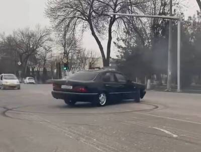 Молодой парень на Mercedes-Benz устроил дрифт на проезжей части в Ташкенте, подвергнув опасности жизни водителей и прохожих