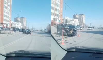 В Тюмени в районе проезда Солнечный две легковушки перекрыли движения из-за ДТП