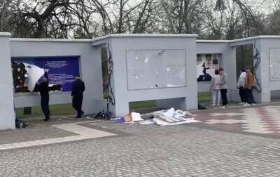 В Херсоне оккупанты уничтожили мемориал Слава Украине