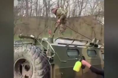 "Дон, привези еще пару машин": украинские защитники приводят в порядок трофейную технику, видео