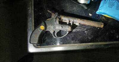 ФОТО. Полиция во время обыска изъяла оружие и более 1000 патронов