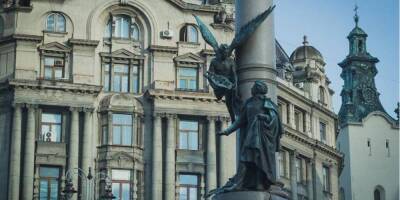 Во Львове прячут в защитные «саркофаги» памятник Адаму Мицкевичу и статую Девы Марии в центре города