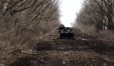 Один за другим: ВСУ показали видео, как вмешали в дорогу целую колону танков