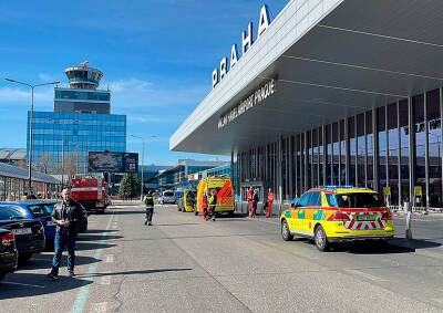 Иностранец устроил переполох в аэропорту Праги. В его рюкзаке взорвалась пиротехника