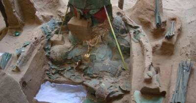 В 1000-летней гробнице в Перу нашли ужасающий хирургический набор (фото)