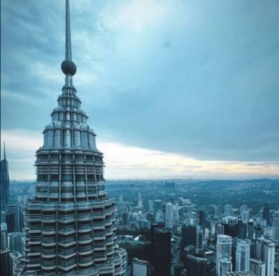 Хэмилтон впервые поднялся на башни Petronas в Малайзии
