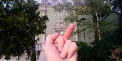 Ремейк работы Ай Вэйвея. Посетителей Венецианской биеннале призывают присоединиться к флешмобу и показать средний палец павильону России