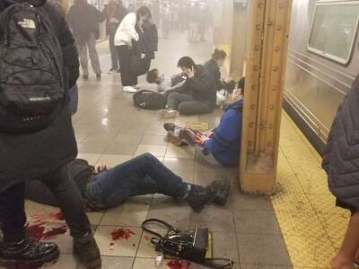 В метро Нью-Йорка неизвестный застрелил 5 человек. Найденны неразорвавшиеся устройства
