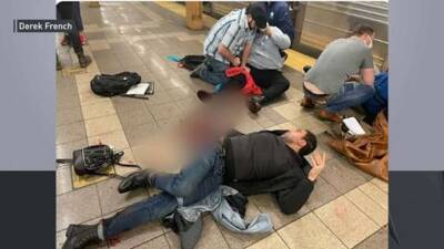 В нью-йоркском метро открыли стрельбу, много погибших и раненых (фото)
