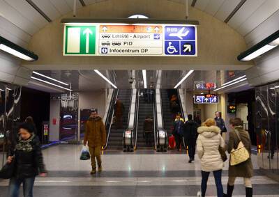 Пражское метро призвало пассажиров занимать обе стороны эскалаторов