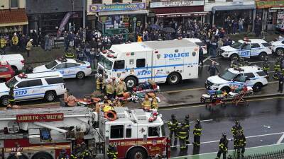 Стрельба в метро Нью-Йорка: взрывных устройств не нашли, преступник скрылся
