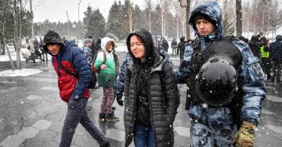 С начала войны в Украине на антивоенных протестах в Москве задержали более 400 подростков