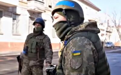Вышли из окружения: в Мариуполе украинские защитники соединились с полком "АЗОВ", подробности