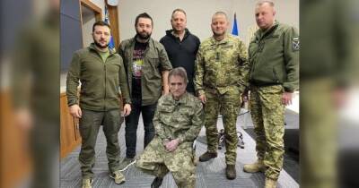 С дедом Стуса, с Кадыровым на заправке и "золотой вагон". Появились мемы о задержании Медведчука (фото)
