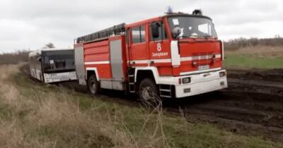 Спасатели показали, как выглядит в непогоду "дорога жизни" в Запорожской области (Видео)