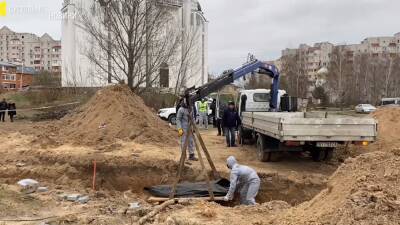 В Буче из еще одной братской могилы начали эксгумировать тела людей, убитых оккупантами