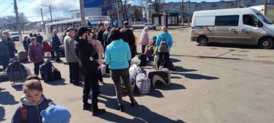 Без гуманитарных коридоров: из Луганской области эвакуировали еще более 300 человек