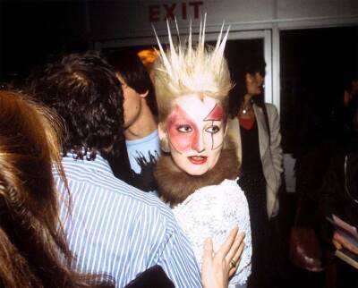 Арья Старк из "Игры престолов" сыграла икону панк-моды Лондона 70-х годов