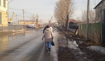 В Тюмени жители улицы Западная ходят по трассе, здесь нет тротуаров