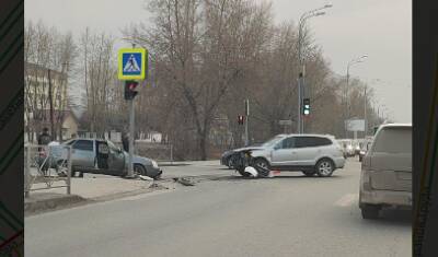 В Тюмени на Щербакова Лада вылетела на пешеходную дорожку после ДТП