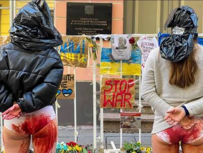 У посольства РФ в Таллинне прошла акция протеста против изнасилования женщин солдатами РФ в Украине