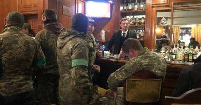 Мужчины в камуфляже зашли в 5-звездочный отель в Киеве и требуют предоставить жилье переселенцам (ФОТО)