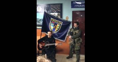 Вакарчук спел перед полицейскими под звуки артиллерийской канонады (видео)