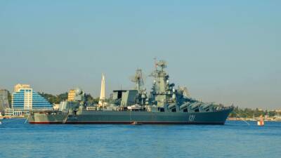 Экипаж флагмана российского Черноморского флота эвакуирован после атаки Украины