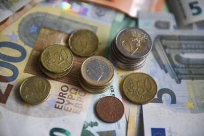 Курс евро растет к доллару в преддверии итогов заседания ЕЦБ