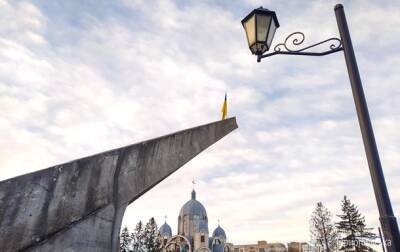 В Тернополе демонтировали советский самолет-памятник