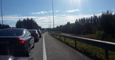 После обеда на дорогах возможны пробки, перед Пасхальными выходными жители выезжают из Риги