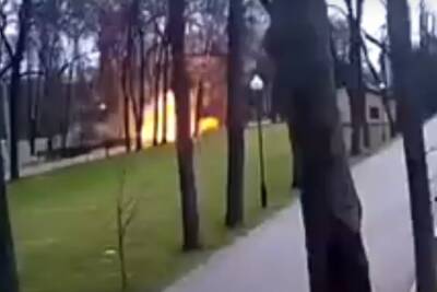 Парк Горького в Харькове попал под обстрел российских оккупантов: кадры уничтожения сняли на видео