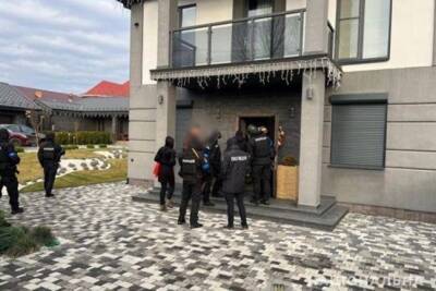 Суд арестовал еще 154 объекта имущества Медведчука и его жены Марченко