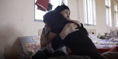 После «освобождения» путинскими орками. Руслана опубликовала видео пенсионерки, которая со слезами благодарит украинских военных