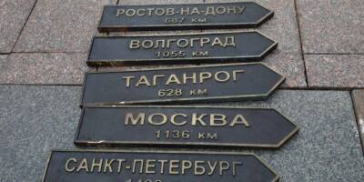 «Это акт исторической справедливости». В Одессе с памятного знака городам-побратимам демонтировали таблички с названиями российских городов